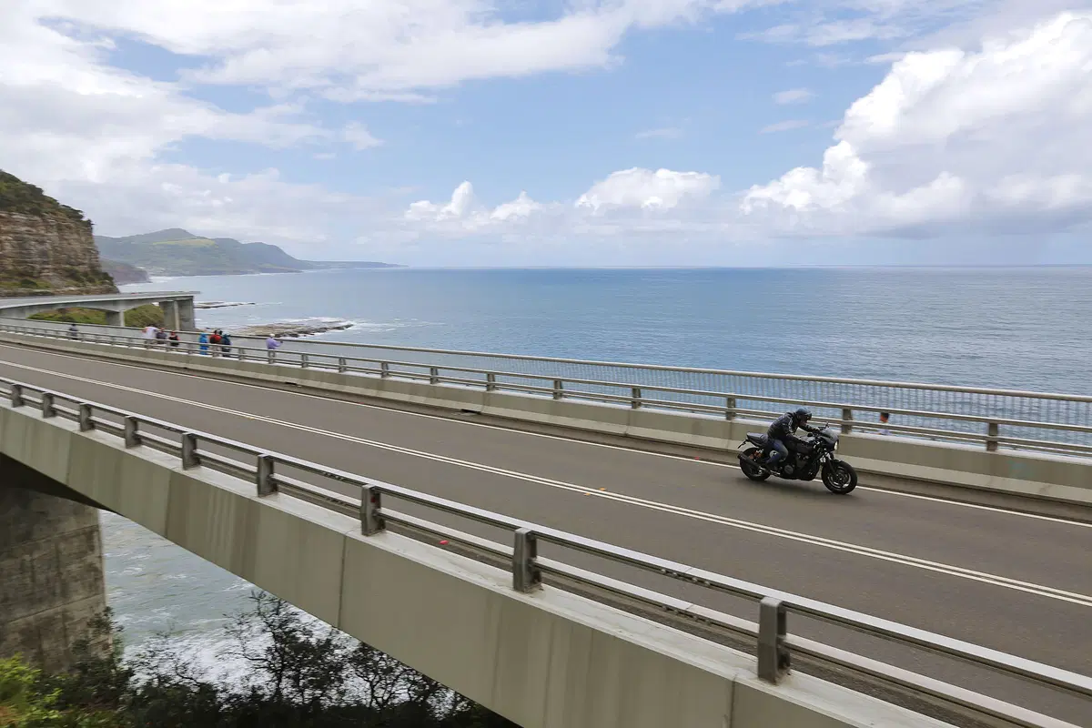 Yamaha XJR 1300 e XJR 1300 Racer 2015 (12)