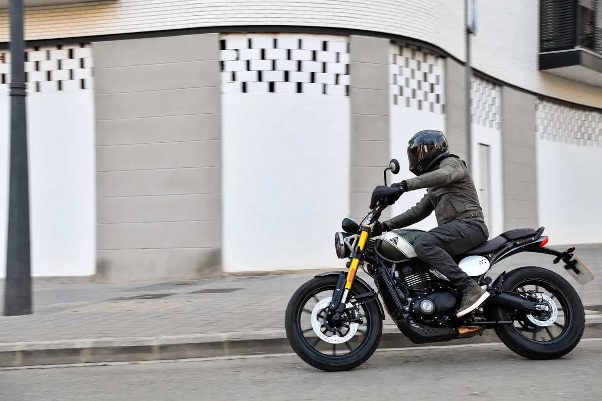 Triumph Speed 400 TEST: stile, prestazioni e divertimento a meno di 6.000 euro [VIDEO & GALLERY] (15)