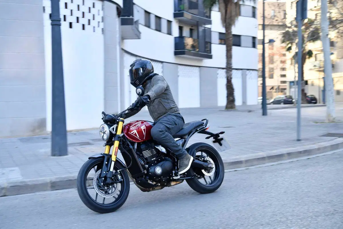 Triumph Speed 400 TEST: stile, prestazioni e divertimento a meno di 6.000 euro [VIDEO & GALLERY] (9)