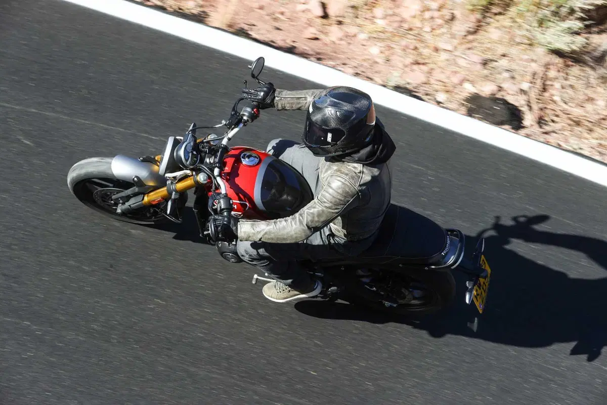 Triumph Speed 400 TEST: stile, prestazioni e divertimento a meno di 6.000 euro [VIDEO & GALLERY] (2)