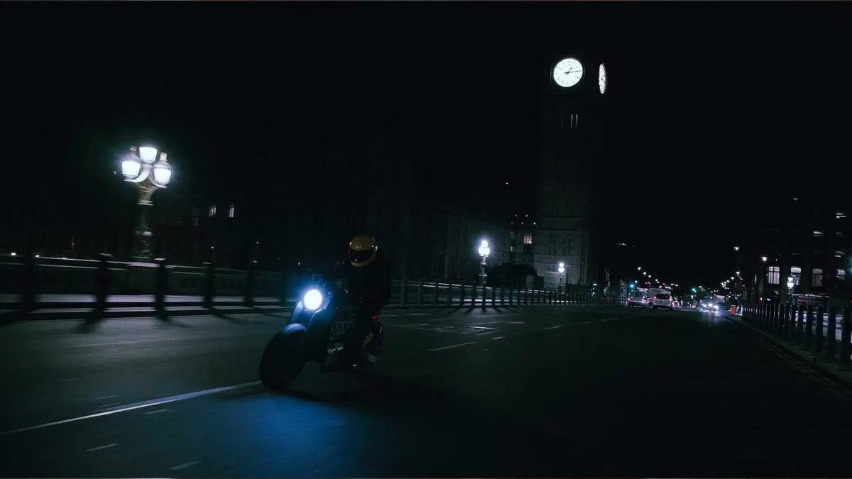 Ecco come una Royal Enfield Shotgun 650 diventa una star su Netflix