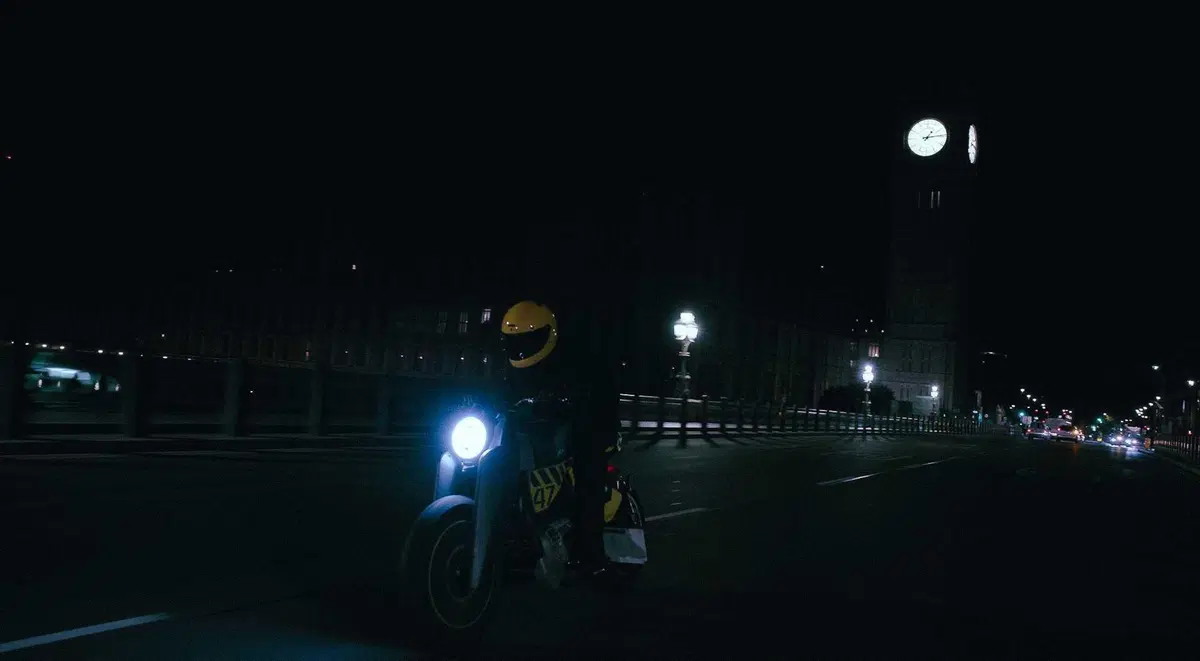 Ecco come una Royal Enfield Shotgun 650 diventa una star su Netflix (2)