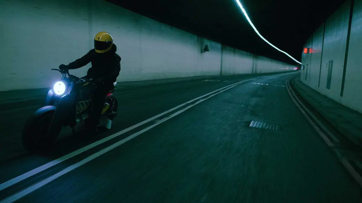 Ecco come una Royal Enfield Shotgun 650 diventa una star su Netflix (3)
