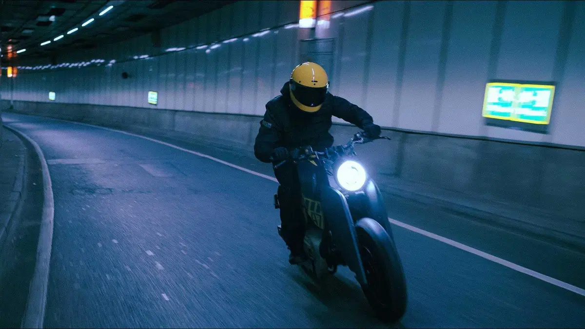 Ecco come una Royal Enfield Shotgun 650 diventa una star su Netflix (4)