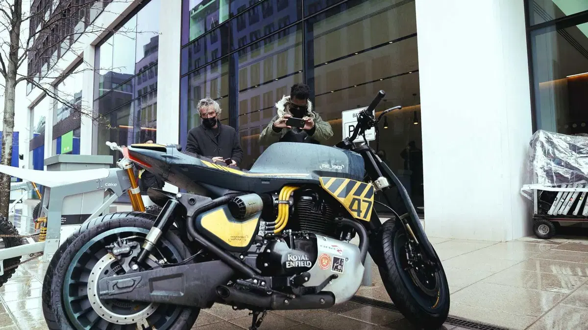 Ecco come una Royal Enfield Shotgun 650 diventa una star su Netflix (5)