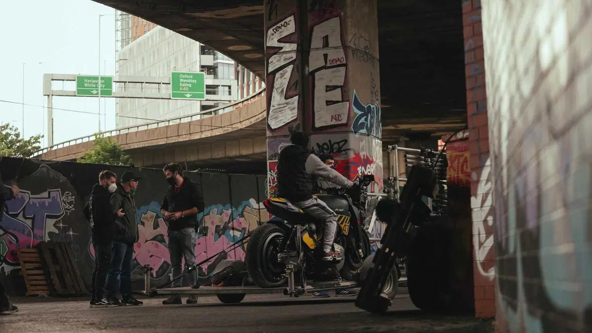 Ecco come una Royal Enfield Shotgun 650 diventa una star su Netflix (8)