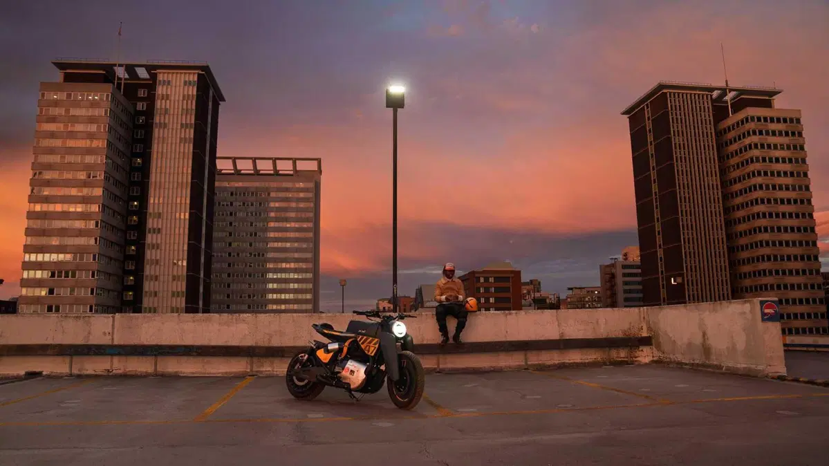 Ecco come una Royal Enfield Shotgun 650 diventa una star su Netflix (9)
