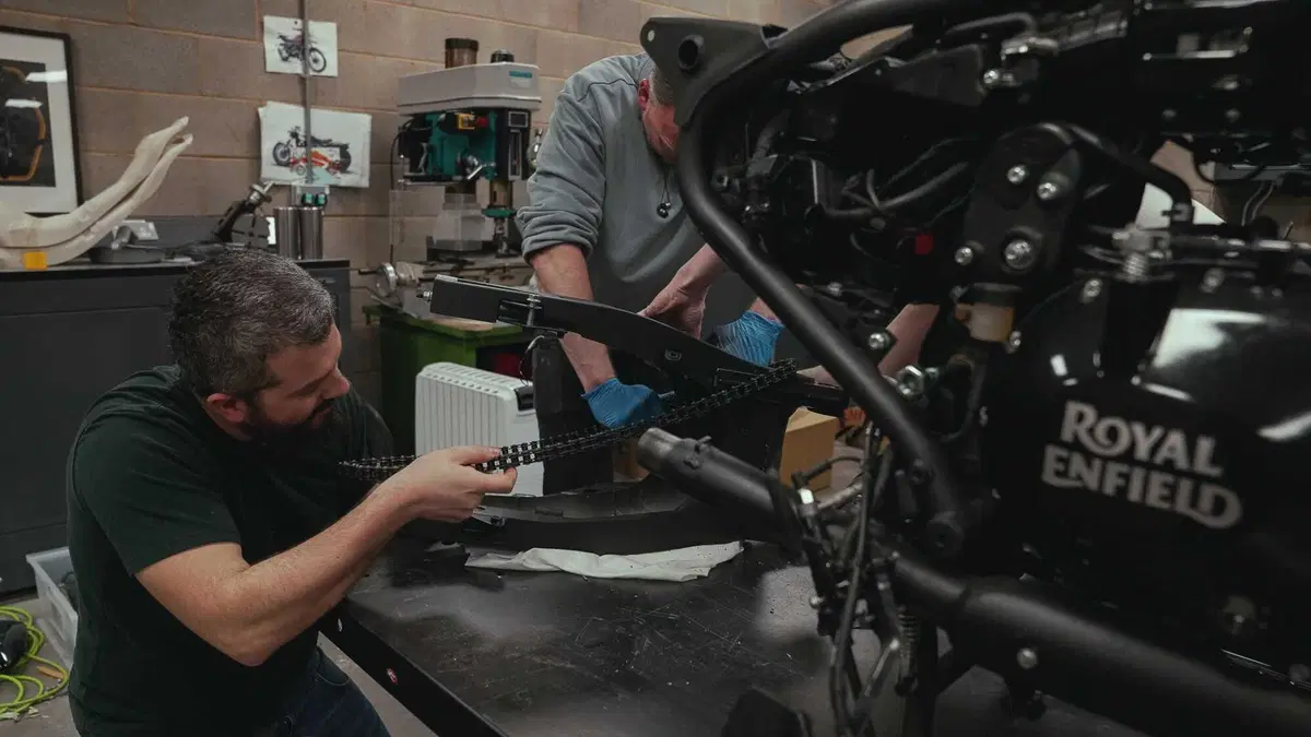 Ecco come una Royal Enfield Shotgun 650 diventa una star su Netflix (4)
