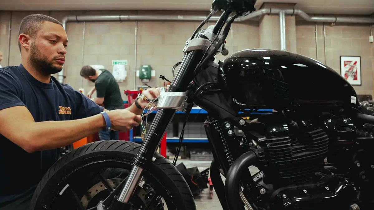 Ecco come una Royal Enfield Shotgun 650 diventa una star su Netflix (8)