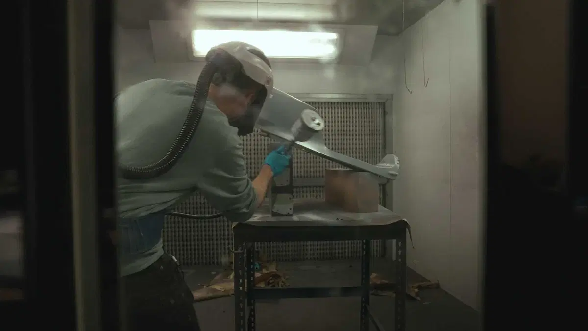 Ecco come una Royal Enfield Shotgun 650 diventa una star su Netflix (9)