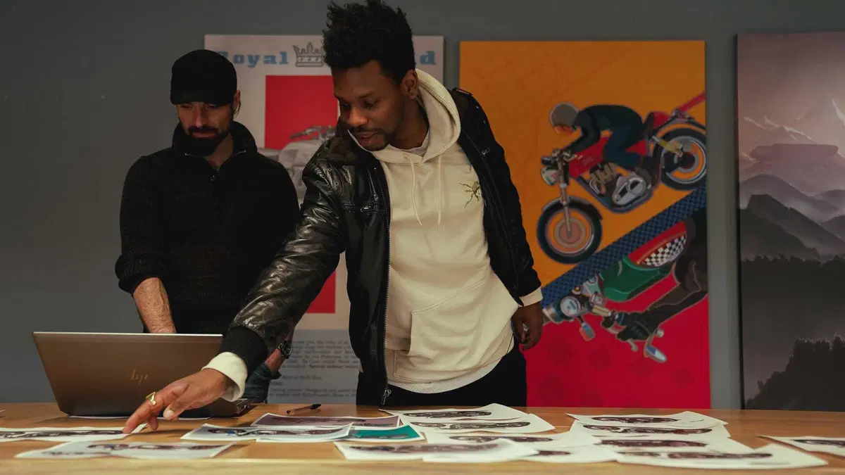 Ecco come una Royal Enfield Shotgun 650 diventa una star su Netflix (11)