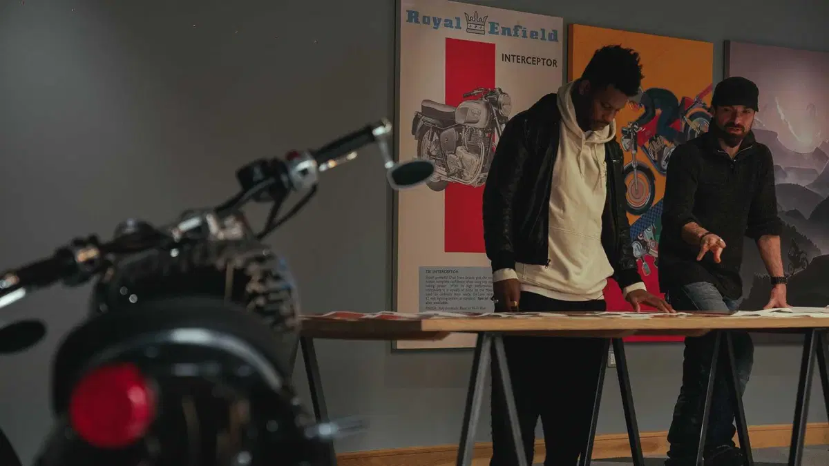Ecco come una Royal Enfield Shotgun 650 diventa una star su Netflix (12)