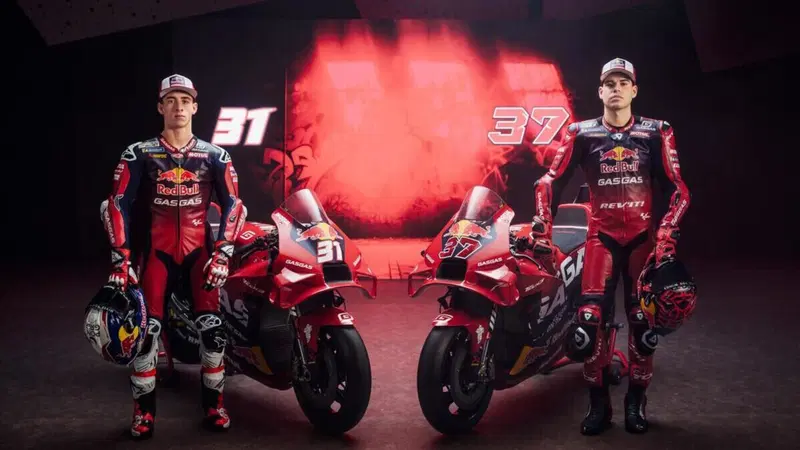 MotoGP 2024. Un po' di nero accanto al rosso: ecco le livree delle GASGAS di Pedro Acosta e Augusto Fernandez [GALLERY]
