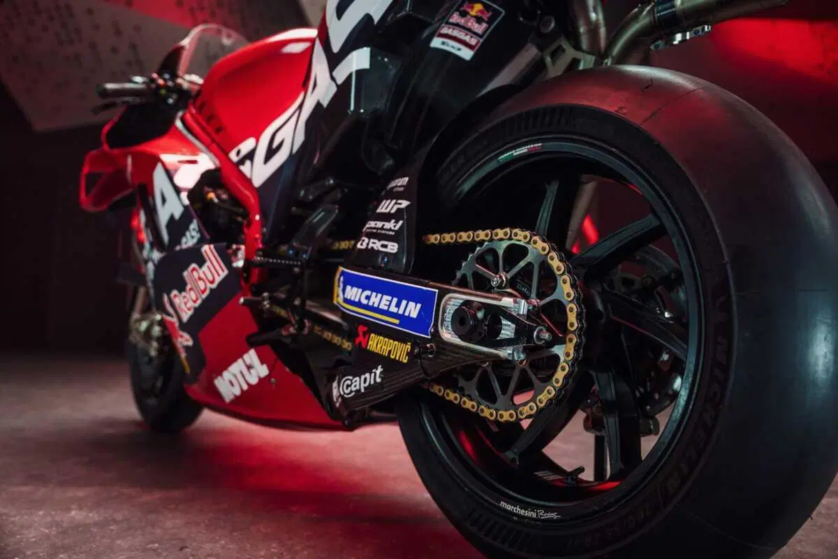 MotoGP 2024. Un po' di nero accanto al rosso: ecco le livree delle GASGAS di Pedro Acosta e Augusto Fernandez [GALLERY] (10)