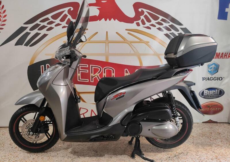 Vendo Honda SH 300 i Sport ABS (2018 - 20) usata a Castellammare di Stabia  (codice 9363918) 