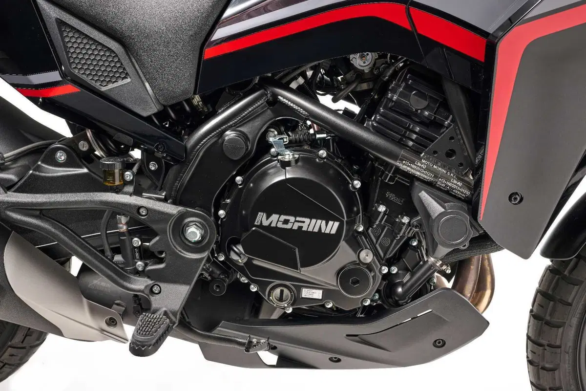 Moto Morini: la X-Cape Black Ebony arriva in concessionaria (5)