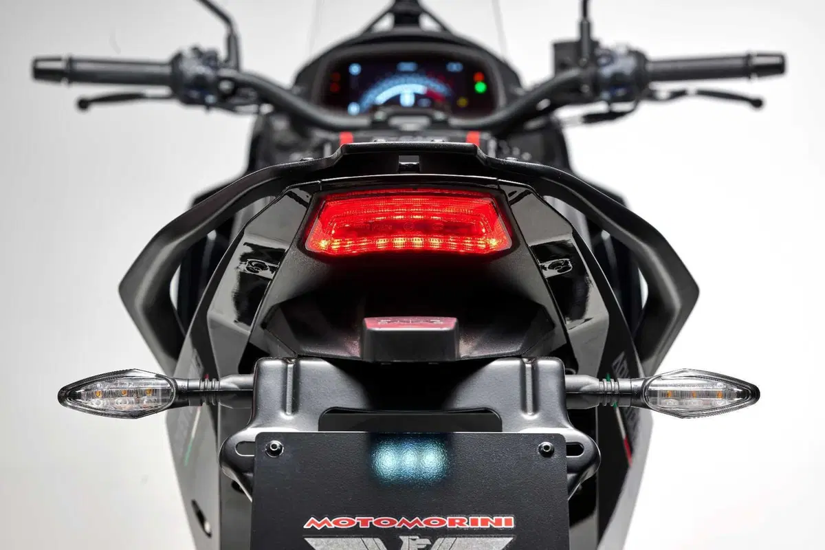 Moto Morini: la X-Cape Black Ebony arriva in concessionaria (10)