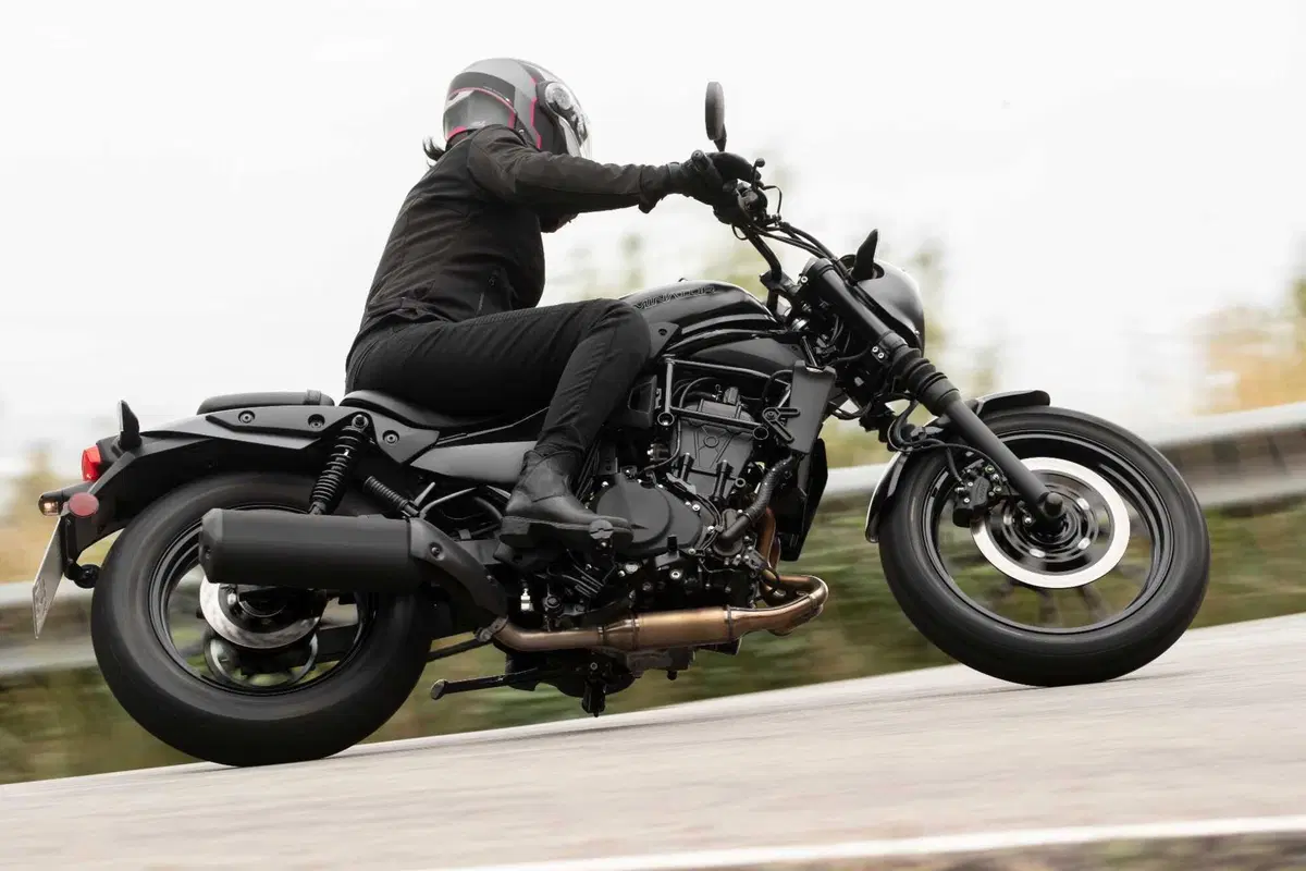 Kawasaki Eliminator 500 SE - Foto dinamiche (8)