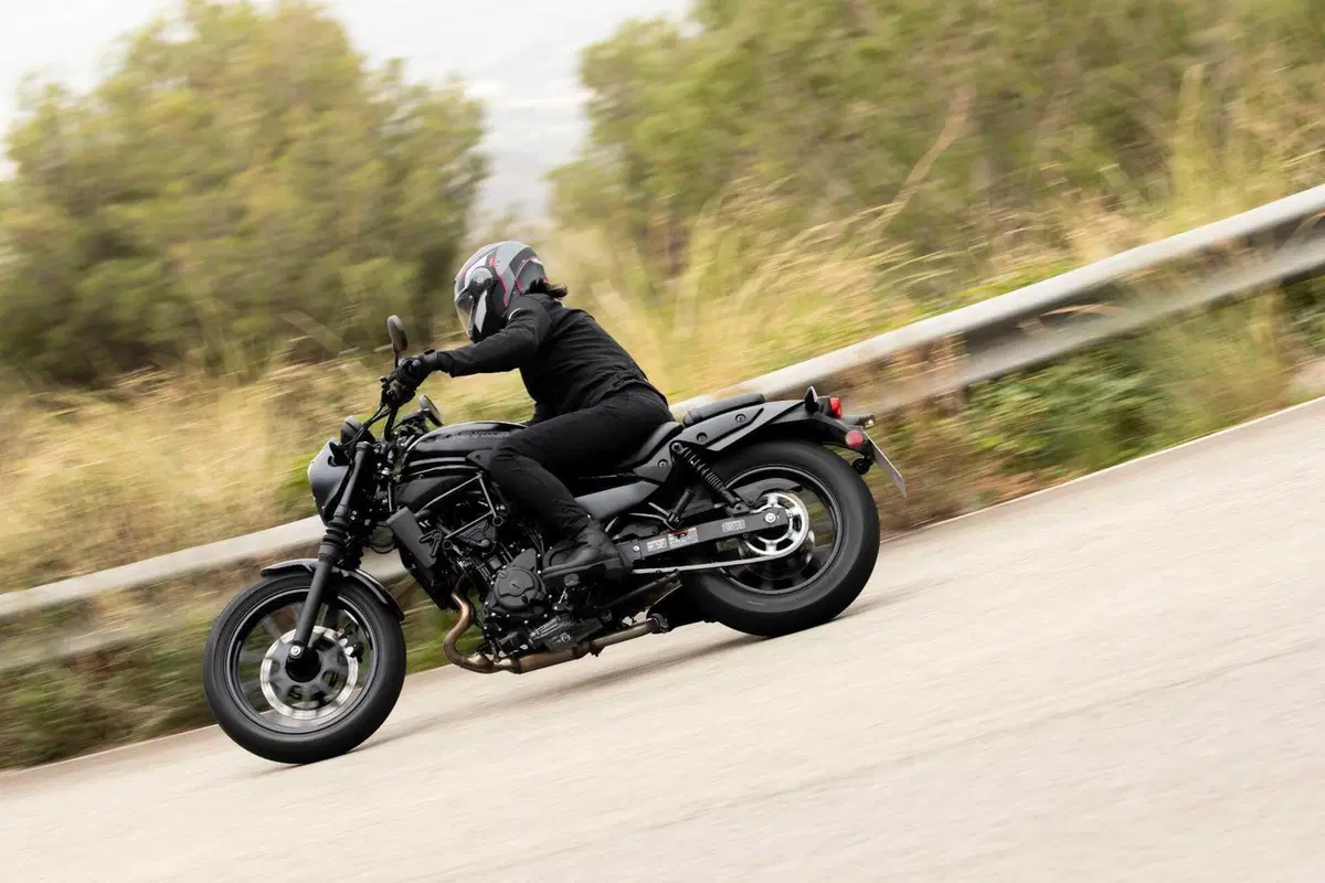 Kawasaki Eliminator 500 SE - Foto dinamiche (10)