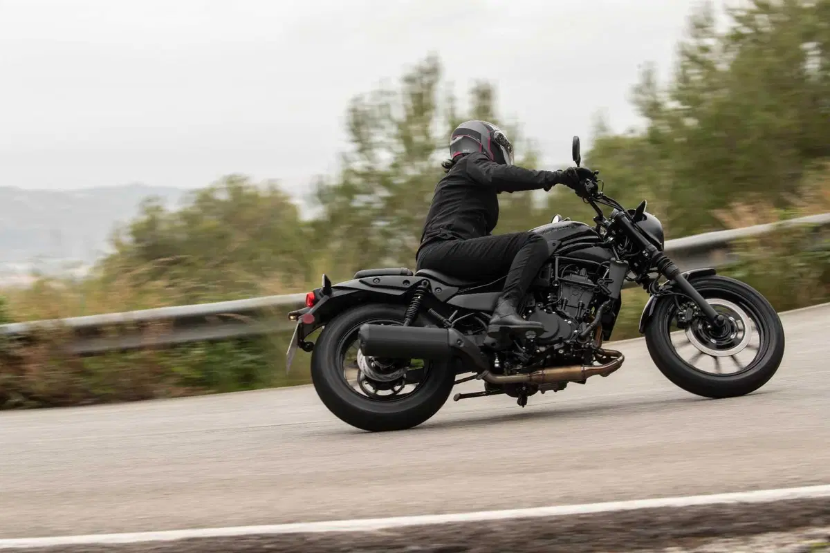 Kawasaki Eliminator 500 SE - Foto dinamiche (11)