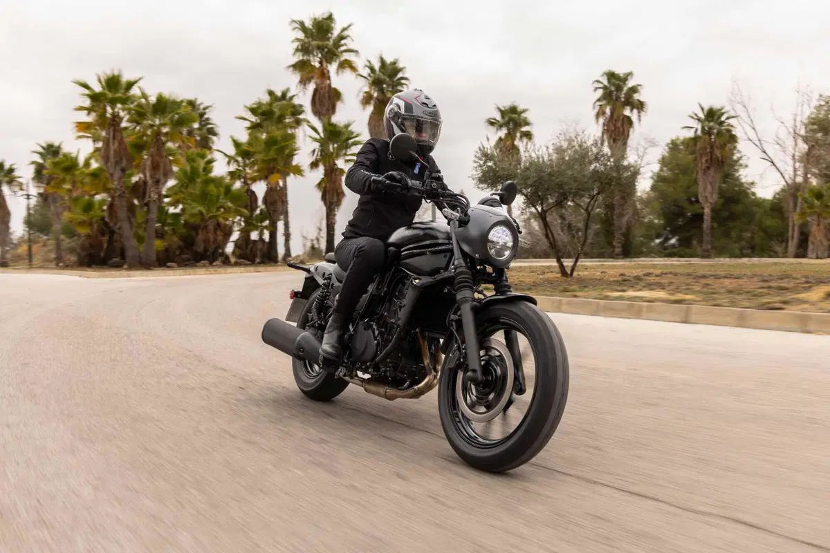 Kawasaki Eliminator 500 SE - Foto dinamiche (12)