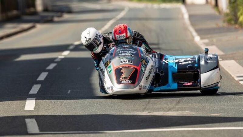 Birchall e  Kevin Rousseau durante i test pneumatici al Manx GP