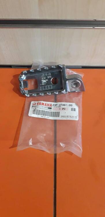 Pedana anteriore Dx Yamaha S.Tenerè 23P274610000