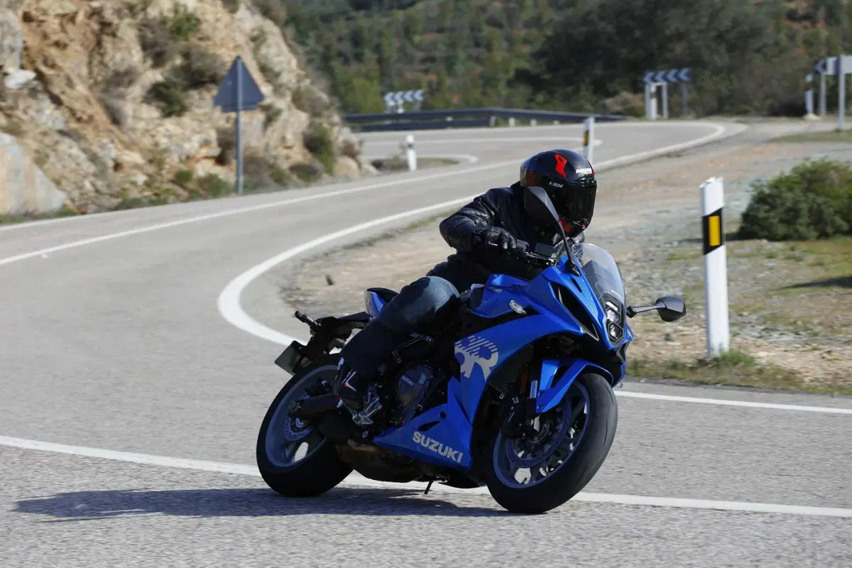 Suzuki GSX8R la prova della nuova sportiva stradale [VIDEO] (2)