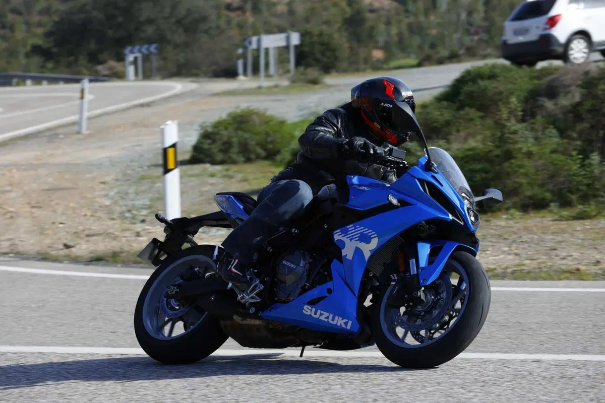 Suzuki GSX8R la prova della nuova sportiva stradale [VIDEO] (4)