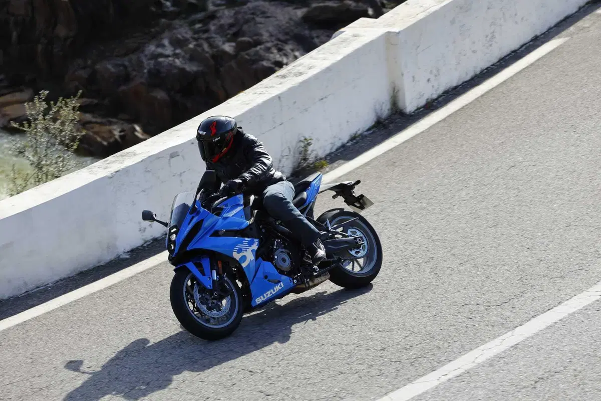 Suzuki GSX8R la prova della nuova sportiva stradale [VIDEO] (6)