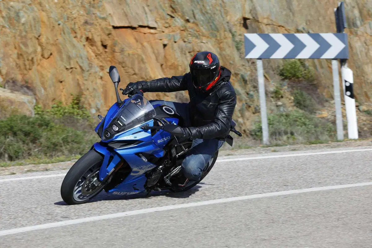Suzuki GSX8R la prova della nuova sportiva stradale [VIDEO] (7)