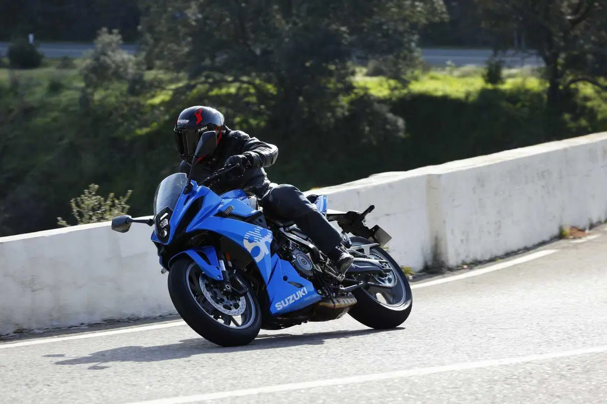Suzuki GSX8R la prova della nuova sportiva stradale [VIDEO] (8)