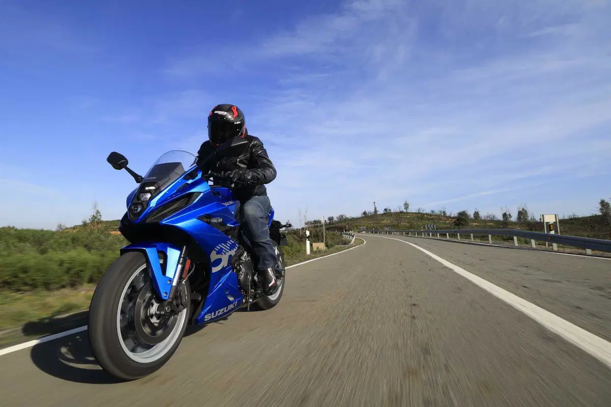 Suzuki GSX8R la prova della nuova sportiva stradale [VIDEO] (3)