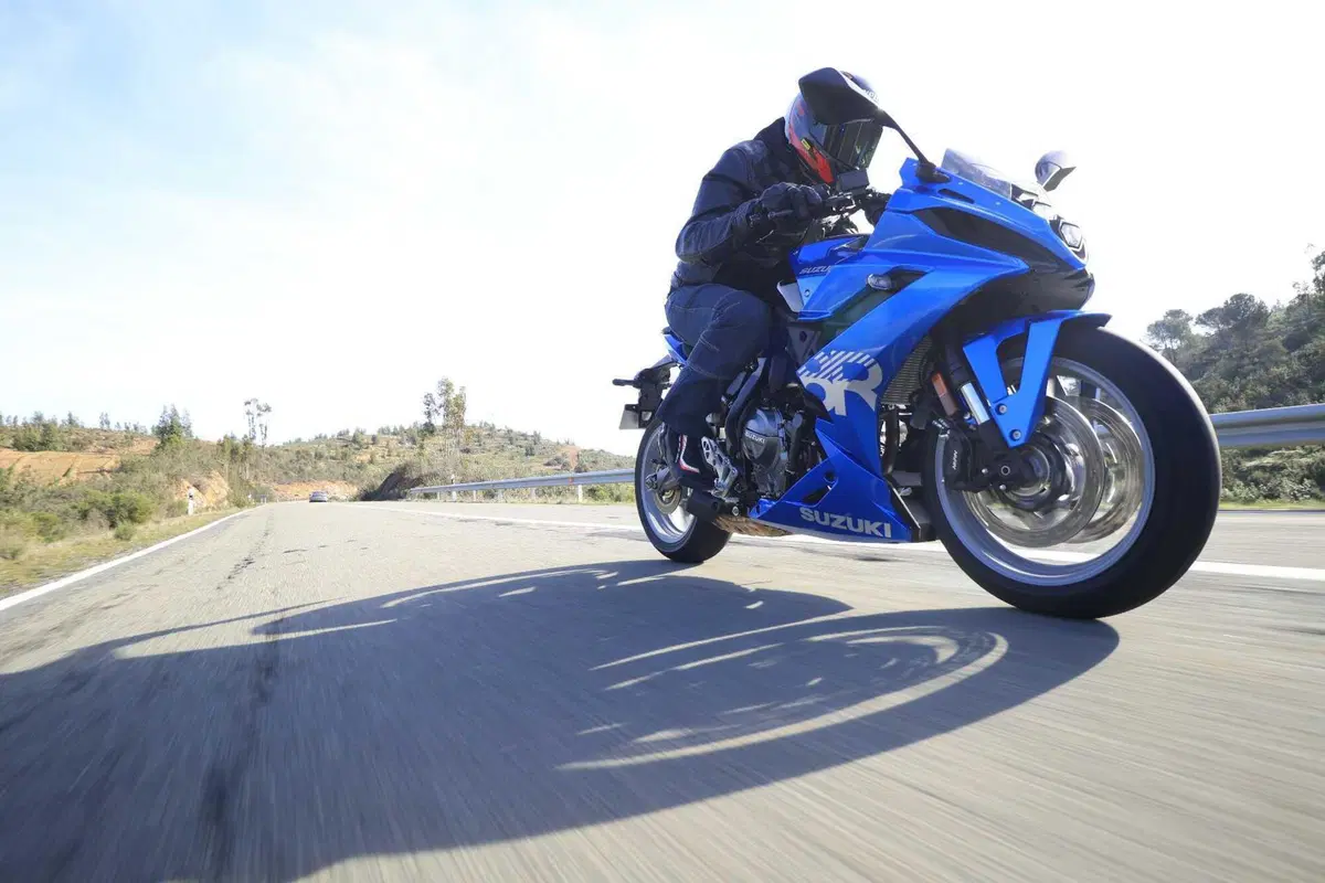 Suzuki GSX8R la prova della nuova sportiva stradale [VIDEO] (9)