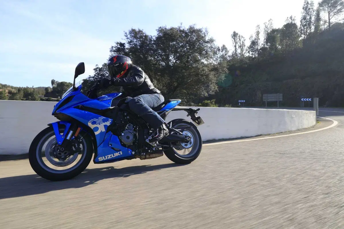 Suzuki GSX8R la prova della nuova sportiva stradale [VIDEO] (10)