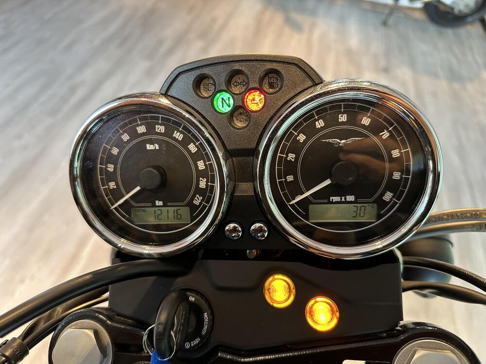 Moto Guzzi V7 II Stone (2015 - 17) (4)
