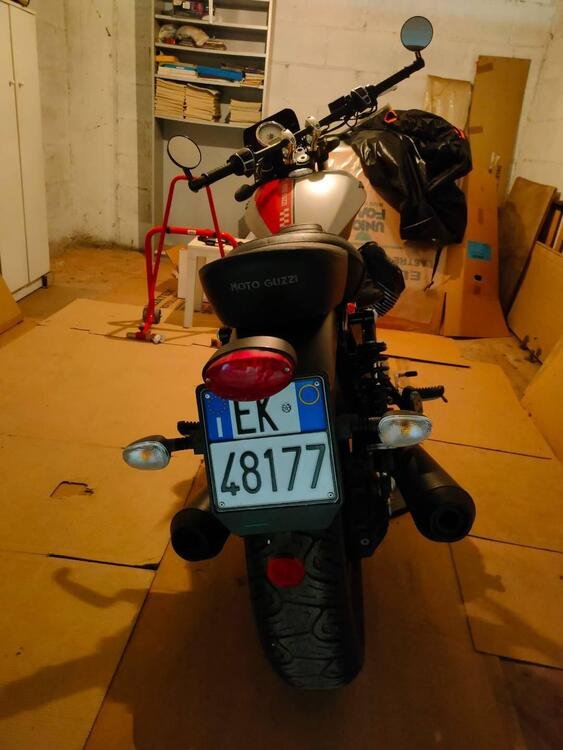 Moto Guzzi V9 Bobber (2016 - 18) (4)