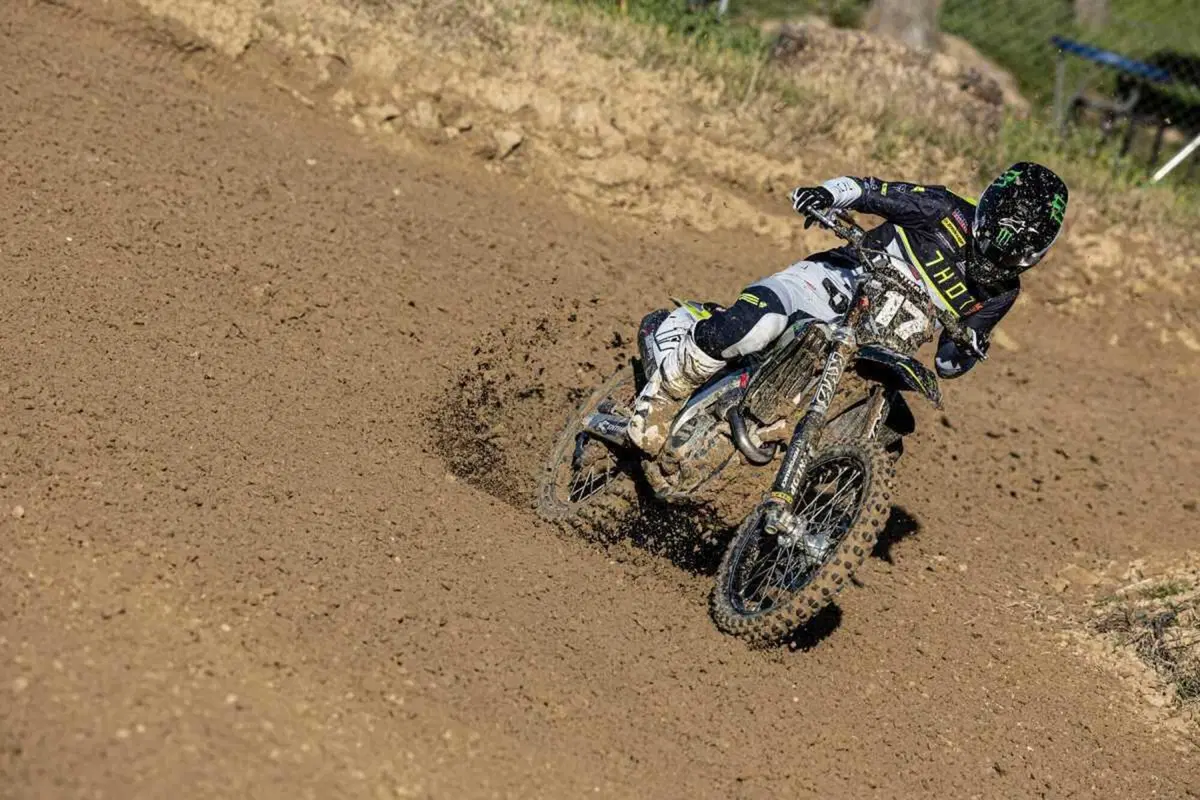 Triumph due volte a podio al suo debutto nel Motocross (2)