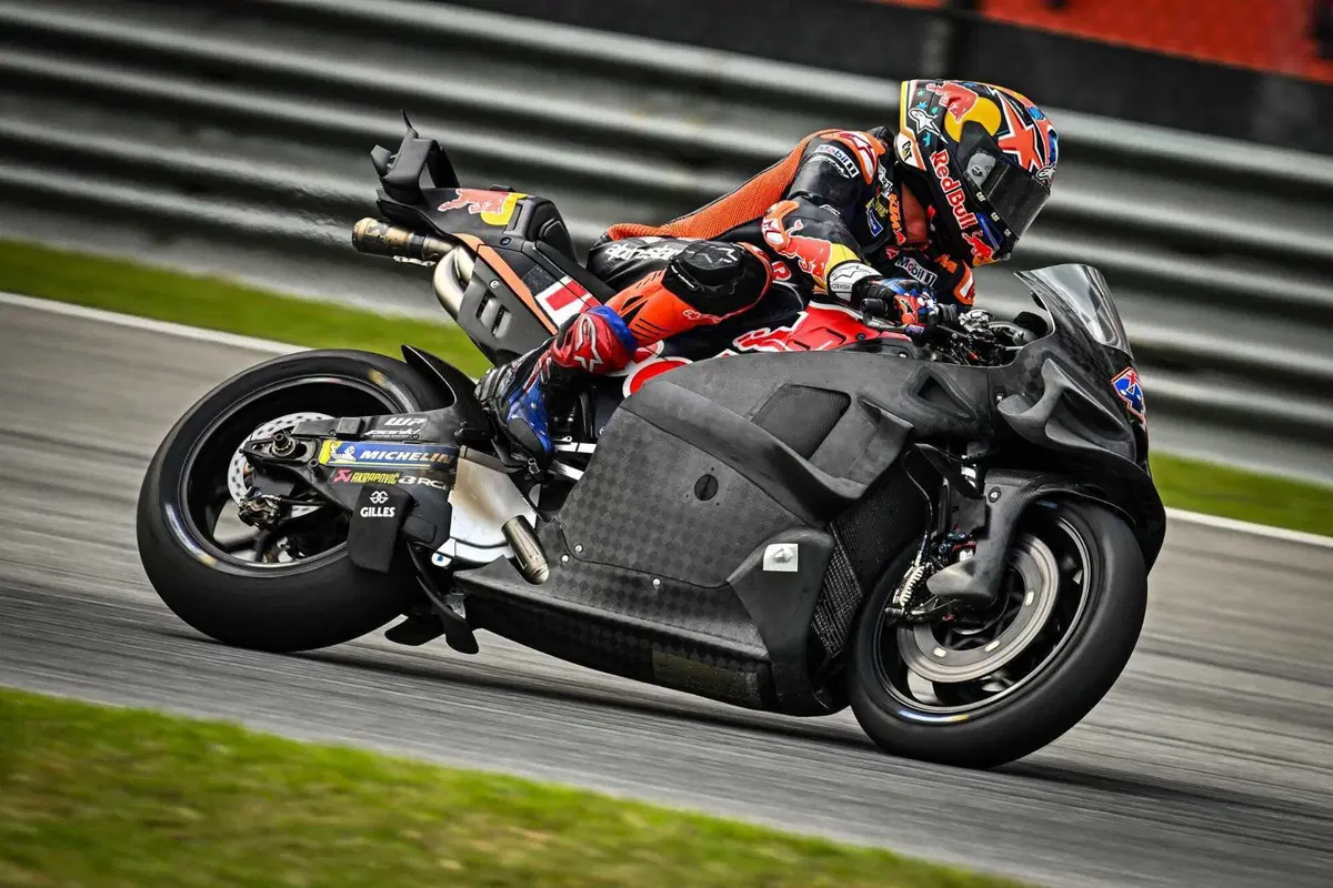 MotoGP 2024. Enea Bastianini davanti a tutti, Marc Marquez gira con gomme usate: resoconto del 2° giorno di test a Sepang [CLASSIFICA e GALLERY] (43)