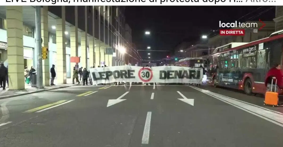 Bologna, si protesta contro Citt&agrave; 30: corteo di veicoli a passo d'uomo