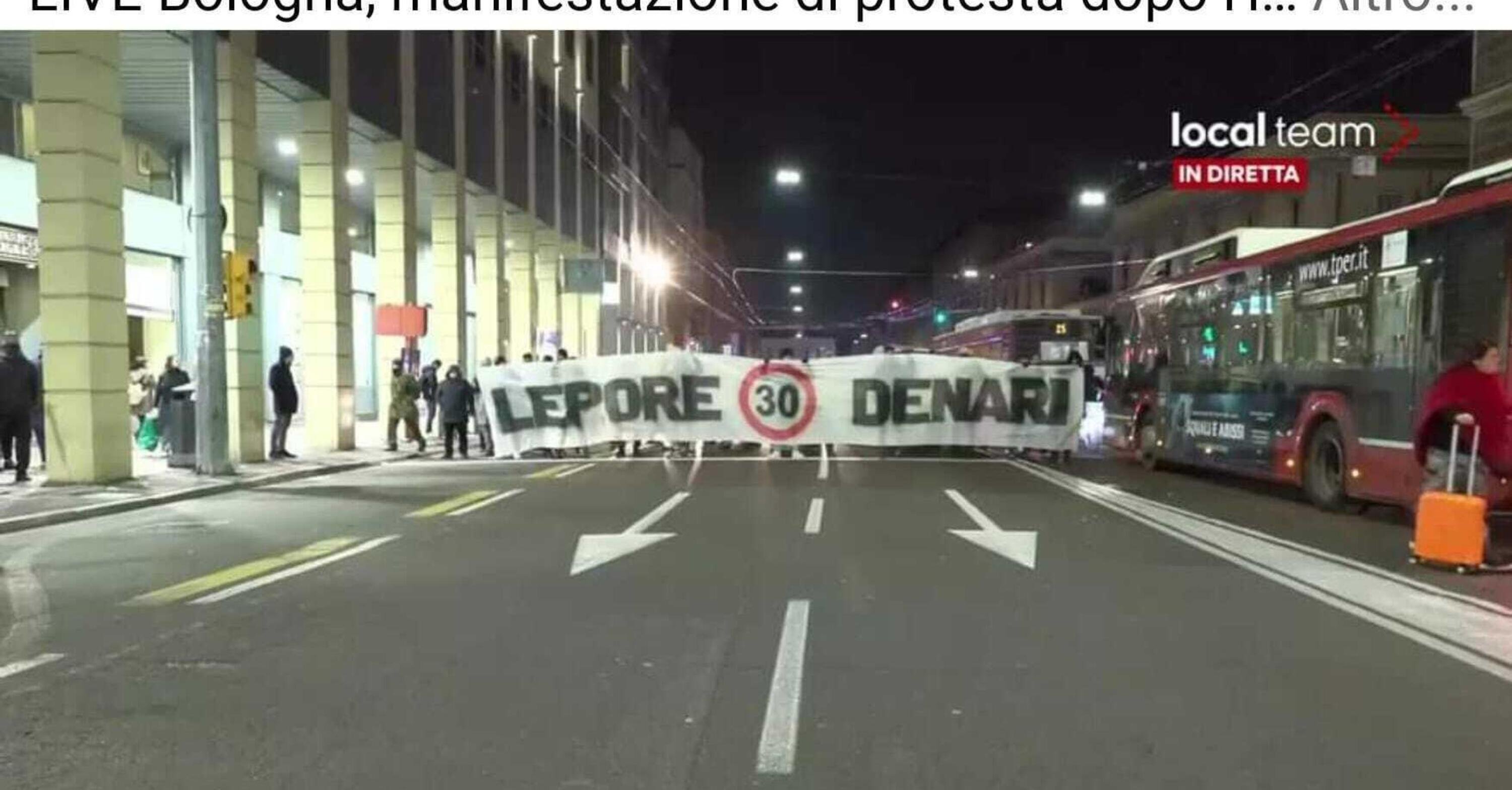 Bologna, si protesta contro Citt&agrave; 30: corteo di veicoli a passo d&#039;uomo