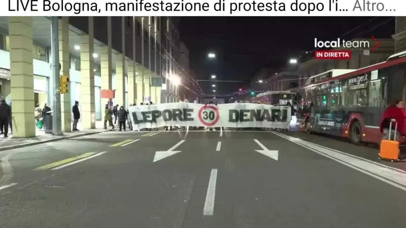Bologna, si protesta contro Citt&agrave; 30: corteo di veicoli a passo d'uomo