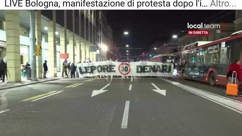 Bologna, si protesta contro Citt&agrave; 30: corteo di veicoli a passo d&#039;uomo