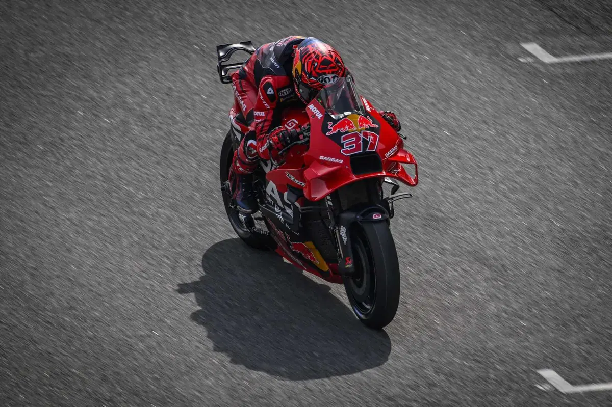 Pecco Bagnaia-Speedy Gonzales, in quattro sotto al 57! Lo scherzo di KTM: resoconto del 3° giorno di test a Sepang [CLASSIFICA e GALLERY] (2)