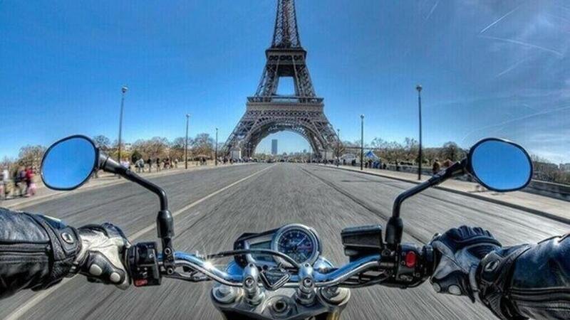 Parigi vuole davvero vietare le moto di notte?