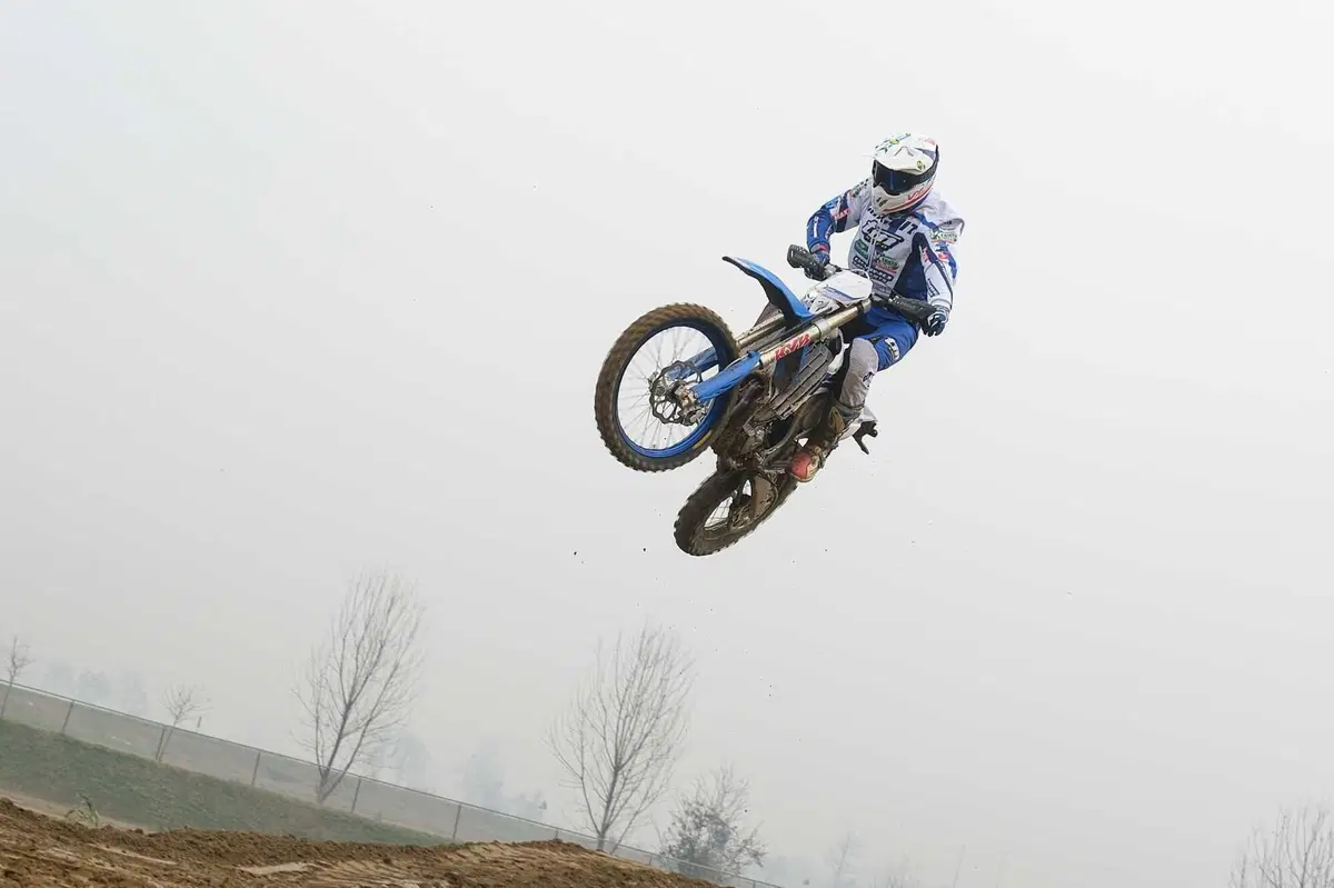 Moto a 2 o 4 TEMPI per fare ENDURO? PROVA TM 300 2T e 450 4T in pista e nel bosco. Quante SORPRESE [VIDEO E GALLERY] (17)