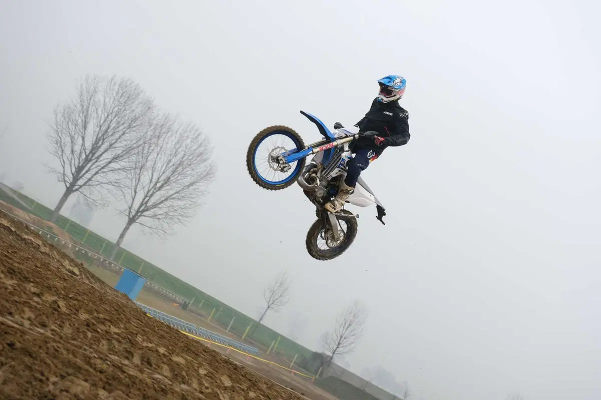 Moto a 2 o 4 TEMPI per fare ENDURO? PROVA TM 300 2T e 450 4T in pista e nel bosco. Quante SORPRESE [VIDEO E GALLERY] (18)