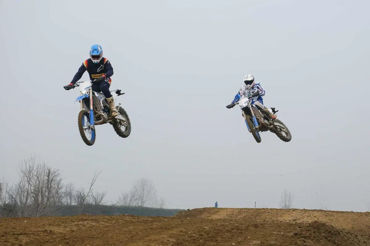 Moto a 2 o 4 TEMPI per fare ENDURO? PROVA TM 300 2T e 450 4T in pista e nel bosco. Quante SORPRESE [VIDEO E GALLERY] (20)
