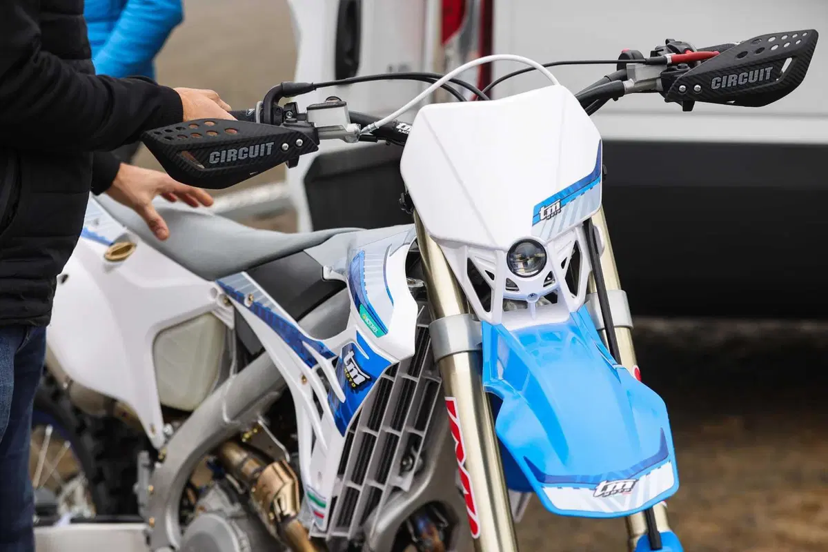 Moto a 2 o 4 TEMPI per fare ENDURO? PROVA TM 300 2T e 450 4T in pista e nel bosco. Quante SORPRESE [VIDEO E GALLERY] (30)