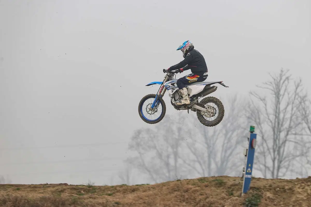 Moto a 2 o 4 TEMPI per fare ENDURO? PROVA TM 300 2T e 450 4T in pista e nel bosco. Quante SORPRESE [VIDEO E GALLERY] (42)